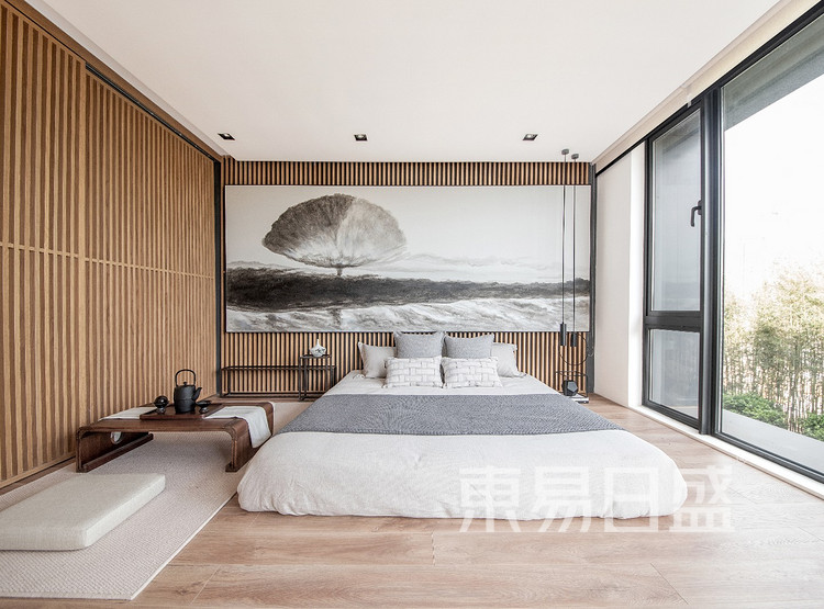在卧室空间中，设计以简净的木格栅和人文情怀浓郁的水墨色相融，天然的纹理和材质呈现出的质感美，整体空间流泻出沉静淡然的气息。