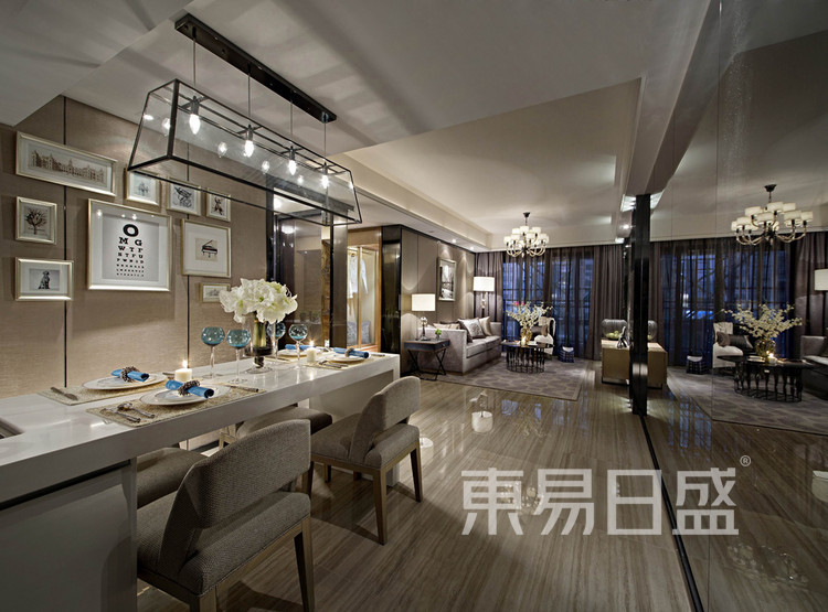 餐厅和客厅间没有明确的界限，使空间更敞亮，宽阔。