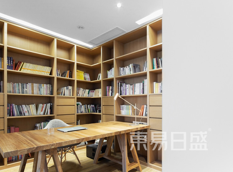 书房是业主使用频率最高的地方，柜子也是设计好 现场制作的，满足要放打印机和抽屉，各个高度书籍的功能，色调以原木为主。
