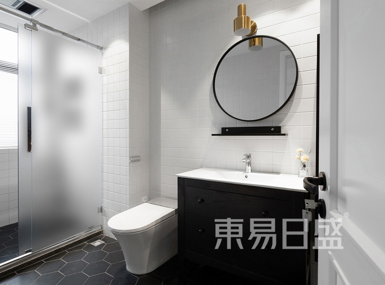 卫生间色调以黑白金色为基调，洗脸柜及镜子是到网上淘的，质量也还不错。